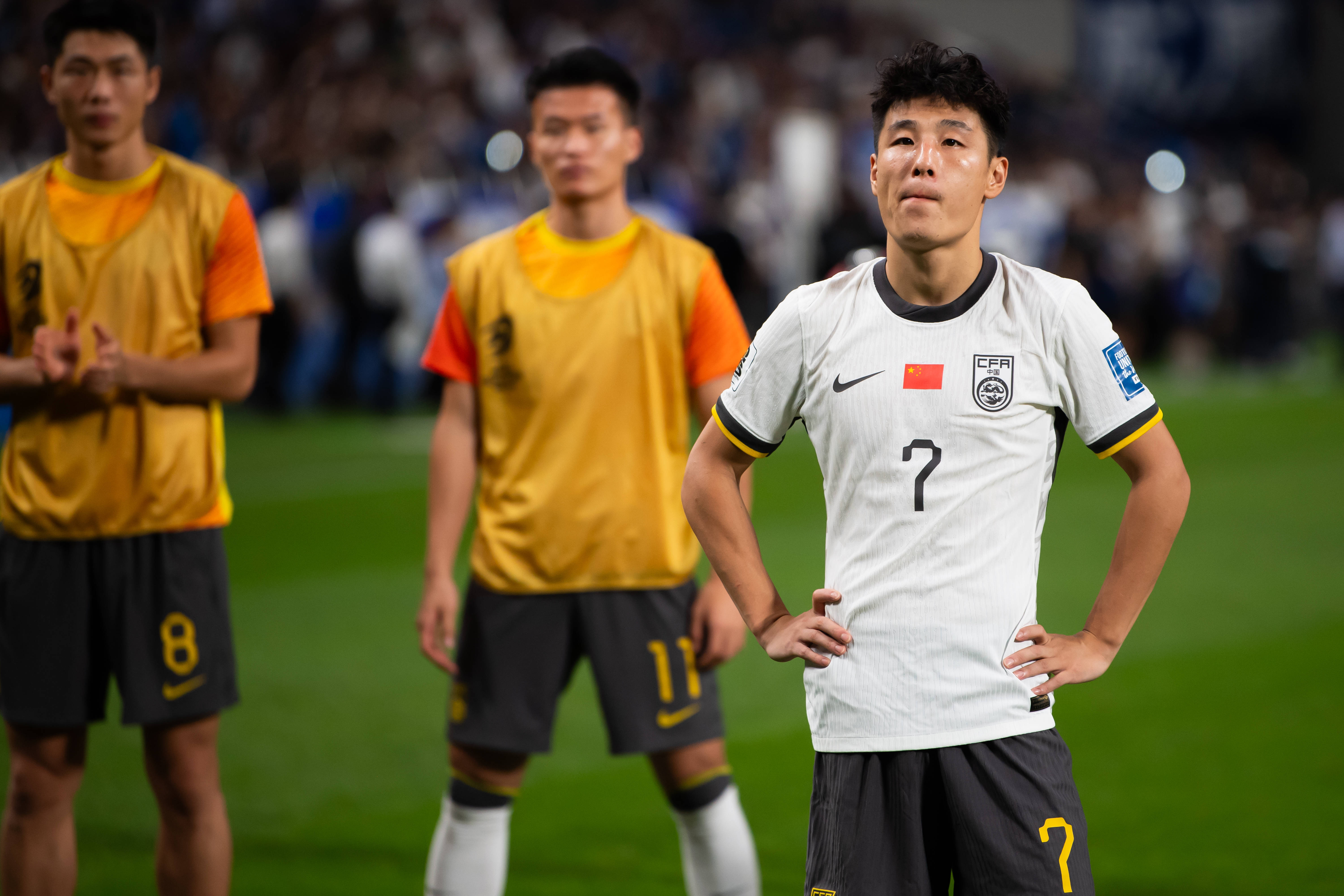 国内足球赛场火爆，球员斗志昂扬