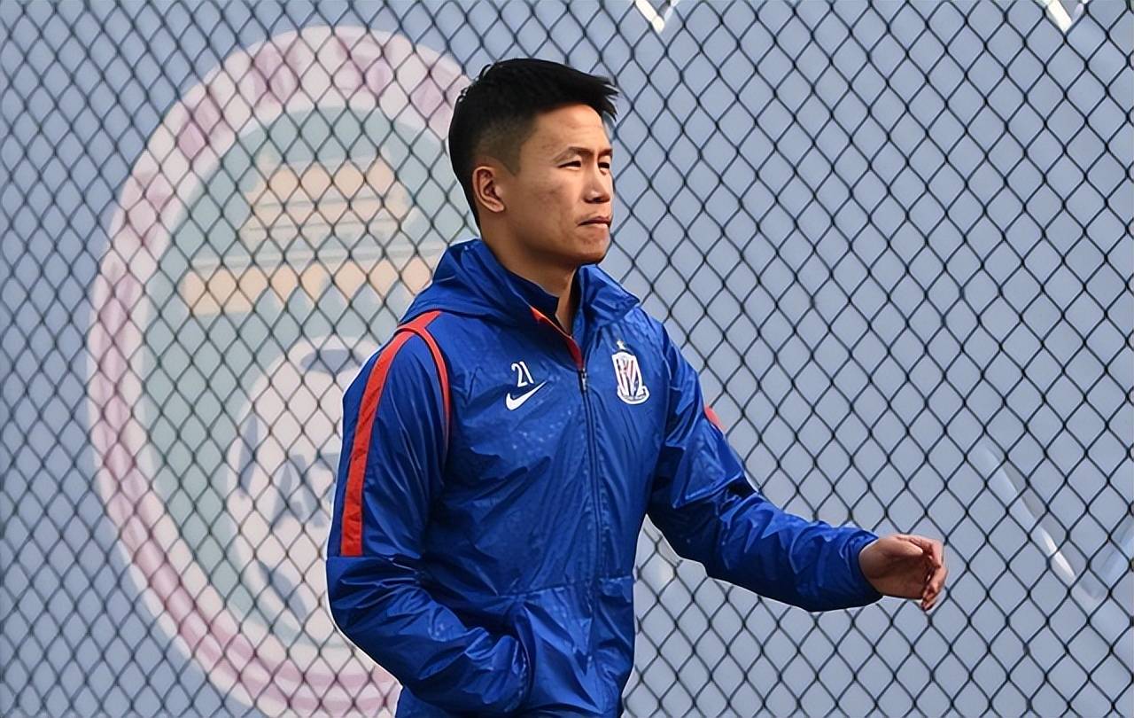 包含深圳鹏城俱乐部球员在训练中积极备战的词条