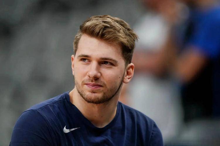 关于莱万多夫斯基焦点对战，东契奇与50激战勇士分钟，夺冠胜负难料！比赛高潮迭起的信息